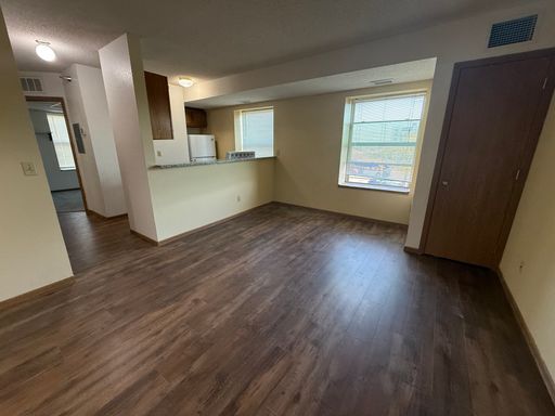 Charming 2-Bedroom Apartment with On-Site Laundry in Prime St. Paul Location! – photo 1