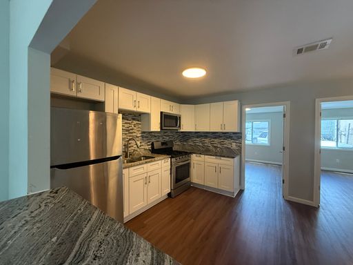 Spacious 3BR with Granite Counters & Stainless Appliance – photo 1