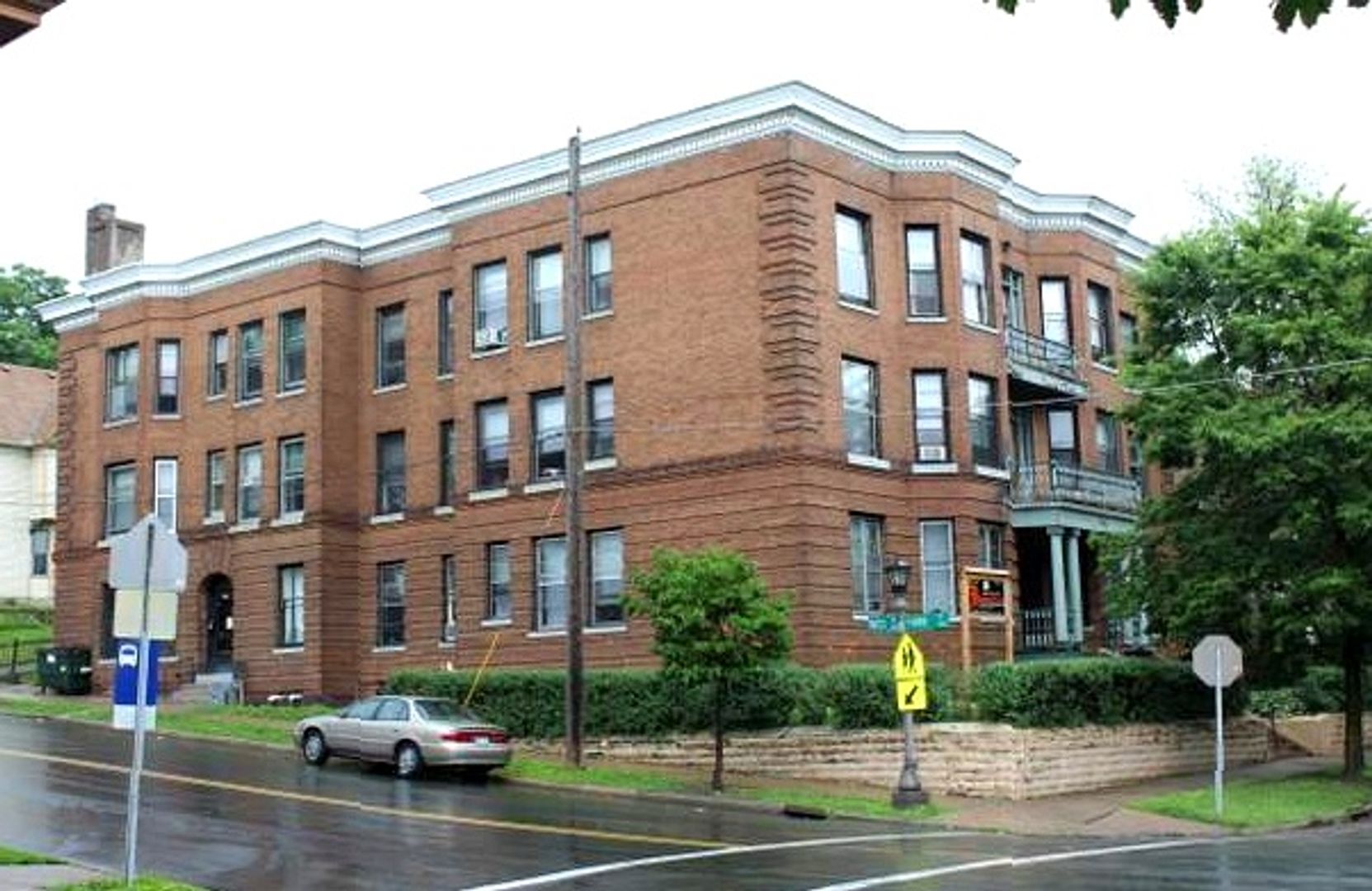 Saint Paul Apartment: 296 Bates Ave