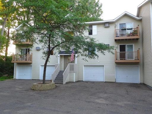 Nice 3 bedroom, 2 bathroom unit on the second floor of a four-plex – photo 1