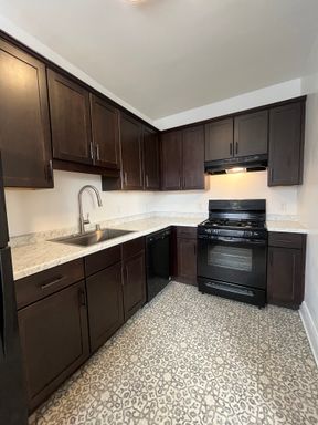 Beautiful 1 BR 1 bath apartment on historic Summit Avenue, just steps from the Cathedral. – photo 1