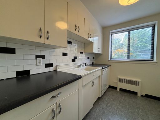 Massive 1 bedroom 1 bathroom right off of Snelling Ave. Available NOW! – photo 1
