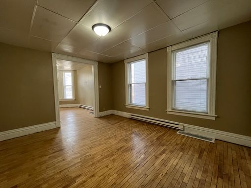 FREE MONTHS RENT!! Updated unit with tall ceilings and hardwood floors throughout. – photo 1