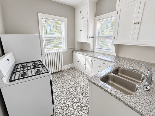 Charming 2-Bedroom Home in Saint Paul Crocus Hill Area With 3 Season Porch And shared deck – photo 1