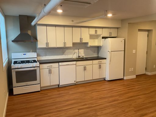 Available Now!! This Stunning, Beautifully Updated 1 Bedroom Is A Must See! – photo 1