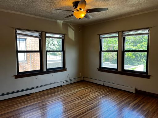 Don't miss this Studio in a Historic Grand Ave building off of Summit Ave located at Victoria Crossing in the shopping and dining district.
