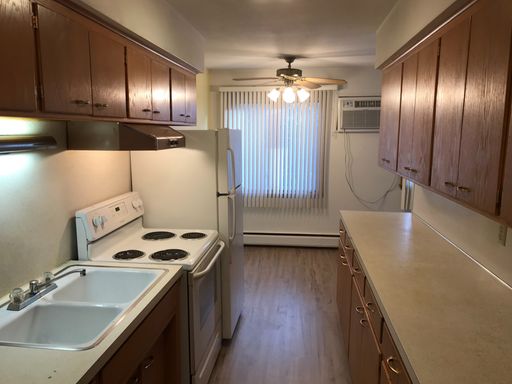 Available Now!! Quiet, Secure, Large 1 Bedroom in St Paul!! – photo 1