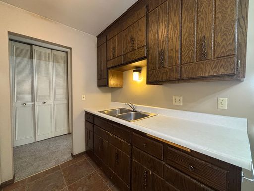 Spacious 1 BR 1 Bath unit near 35E in North of Maryland Neighborhood – photo 1