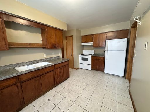 Upper Level Huge 2 Bedroom Apartment in a great area on Payne Ave! Available NOW!! – photo 1