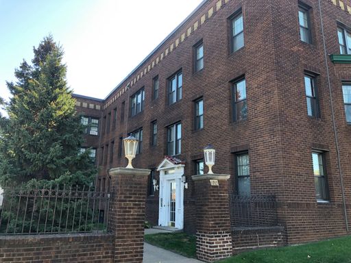 Beautiful 1 BR 1 bath apartment on historic Summit Avenue, just steps from the Cathedral. – photo 1