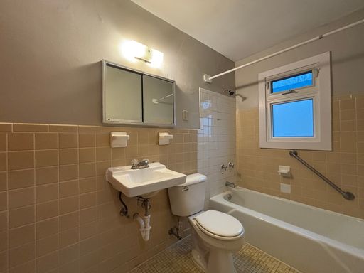 Top Floor!! Quiet, Secure, Large 1 Bedroom in St Paul!! – photo 1