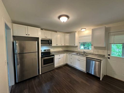 Renovated, 2 Bedroom, 1 Bathroom Apartment In Quiet Neighborhood of Newport