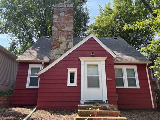 Freshly updated 3 BR/2 BA Single-Family Home in St. Paul with Double Garage and Nice Backyard! – photo 1