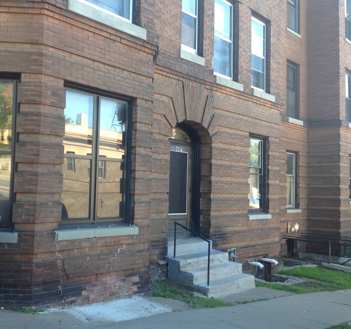 Saint Paul Apartment: 296 Bates Ave