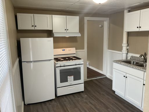 1 Bedroom 1 Bth Upper level Apartment with Deck and Backyard!! – photo 1
