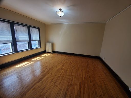Charming, bright 1 bedroom available now on Grand Ave! – photo 1