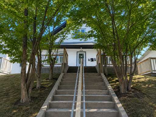 Spacious 3BR Upper-Level Home with Private Sundeck & Reserved Parking! – photo 1