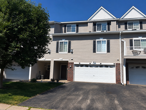 Spacious 2 bedroom townhome available 9/10!! – photo 1