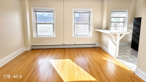 Bright and spacious alcove-style apartment steps from the Cathedral. – photo 1