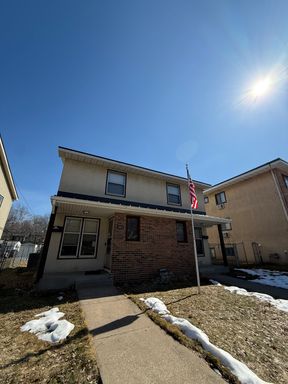 2 Bed MPLS Duplex | In-Unit Laundry | Hardwood Floors – photo 1
