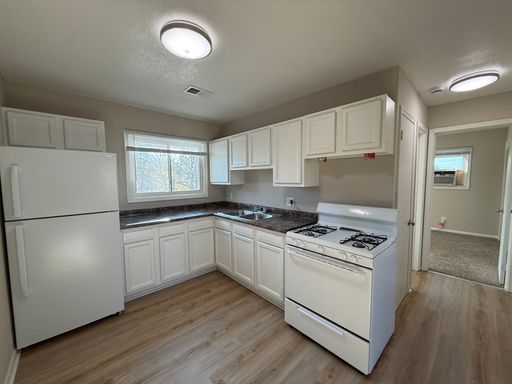 Spacious 1BR With Updated Kitchen & Free Laundry – photo 1
