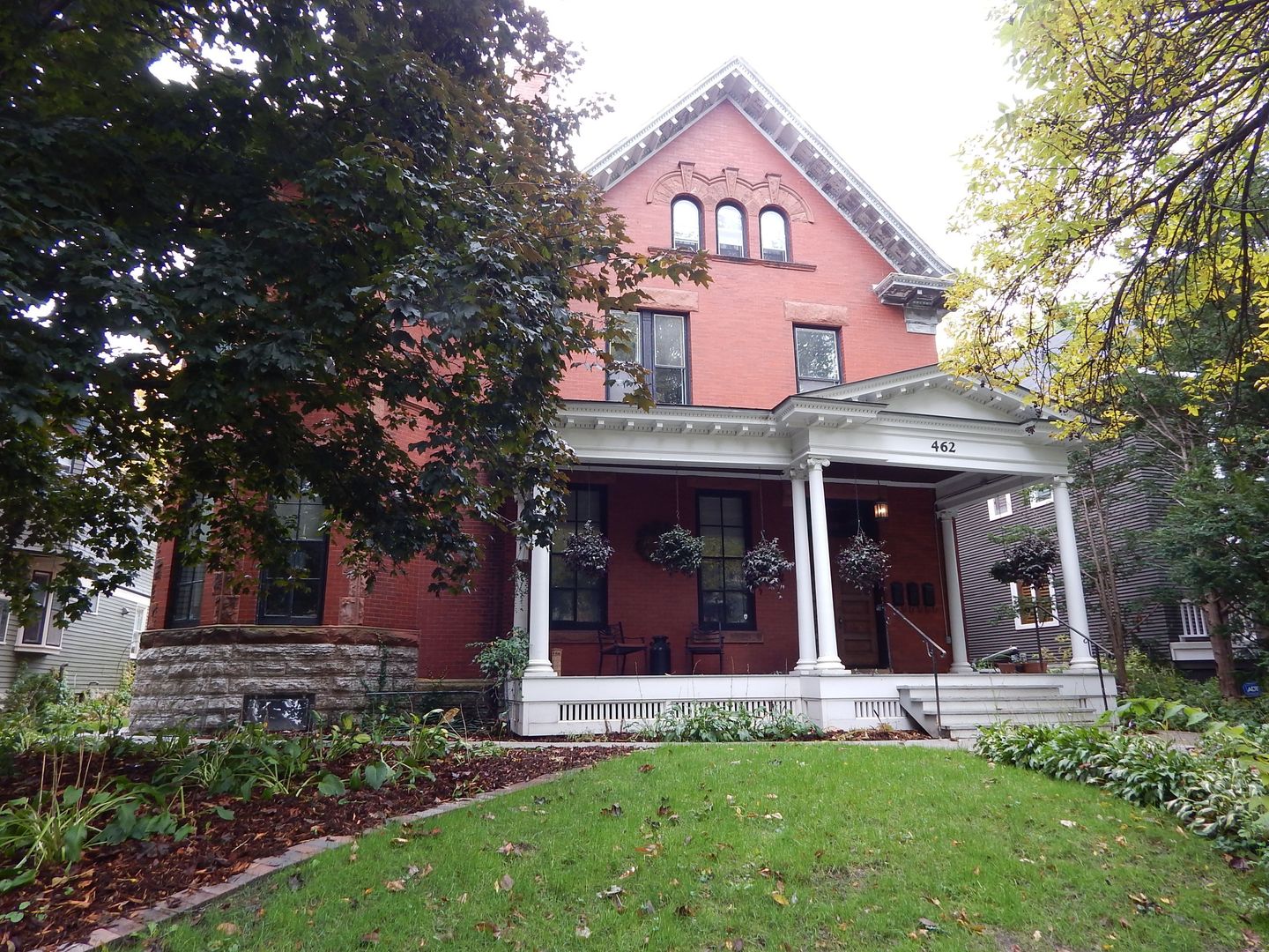 Saint Paul Apartment: 462 Holly Ave