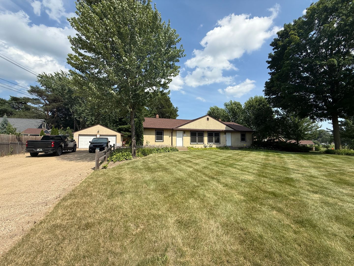 Maplewood Apartment: 1954-1956 Hazelwood St N