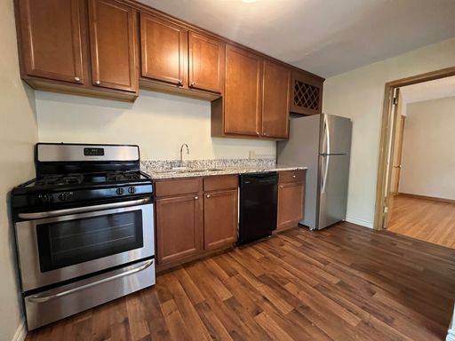 This beautiful one bedroom apartment is equipped with original hardwood floors and beautiful woodwork. – photo 1