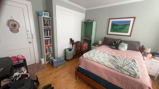 Spacious Studio Apartment with Large Walk-In Closet – photo 1