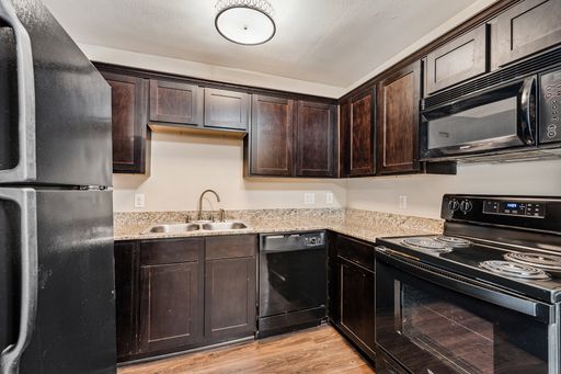 2 Bedroom Rental – 427 W. 16th - 23, Houston, TX 77008