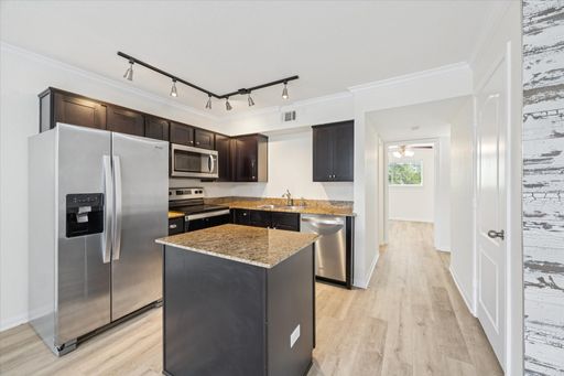 2 Bedroom Rental – 300 Pecore St - 29, Houston, TX 77009