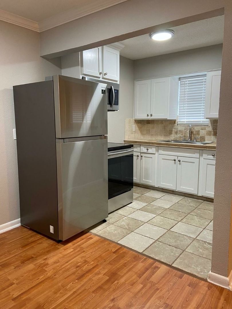 Houston Apartment: 405 Hawthorne