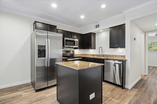 1 Bedroom Rental – 300 Pecore St - 26, Houston, TX 77009