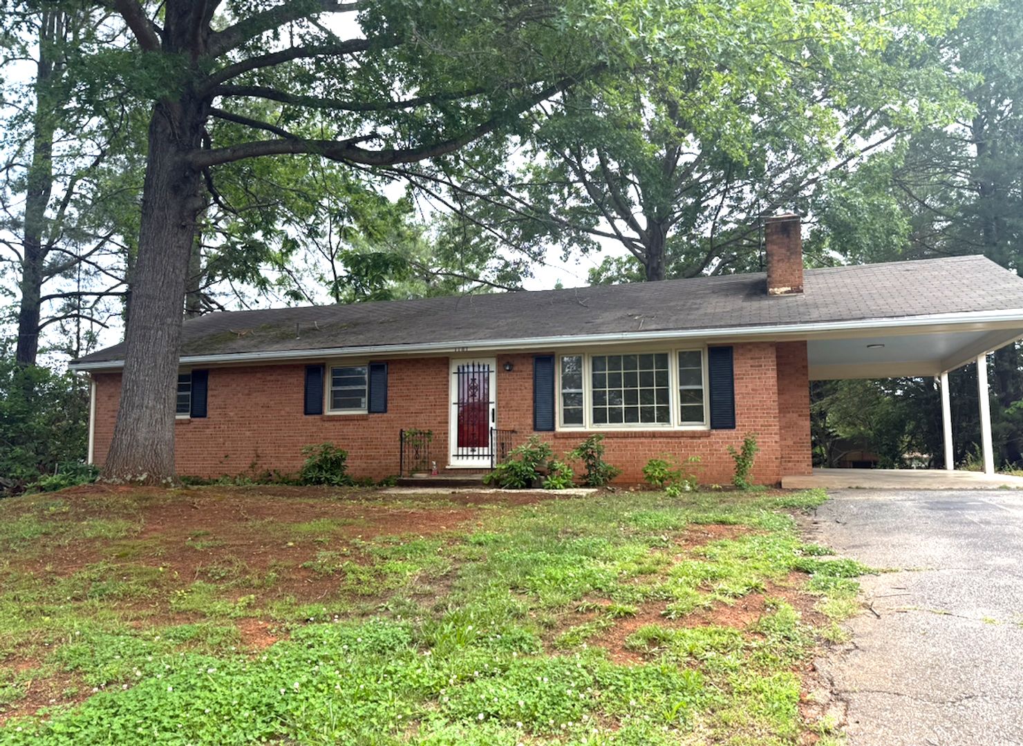 Bedford House: 1101 Round Tree Drive