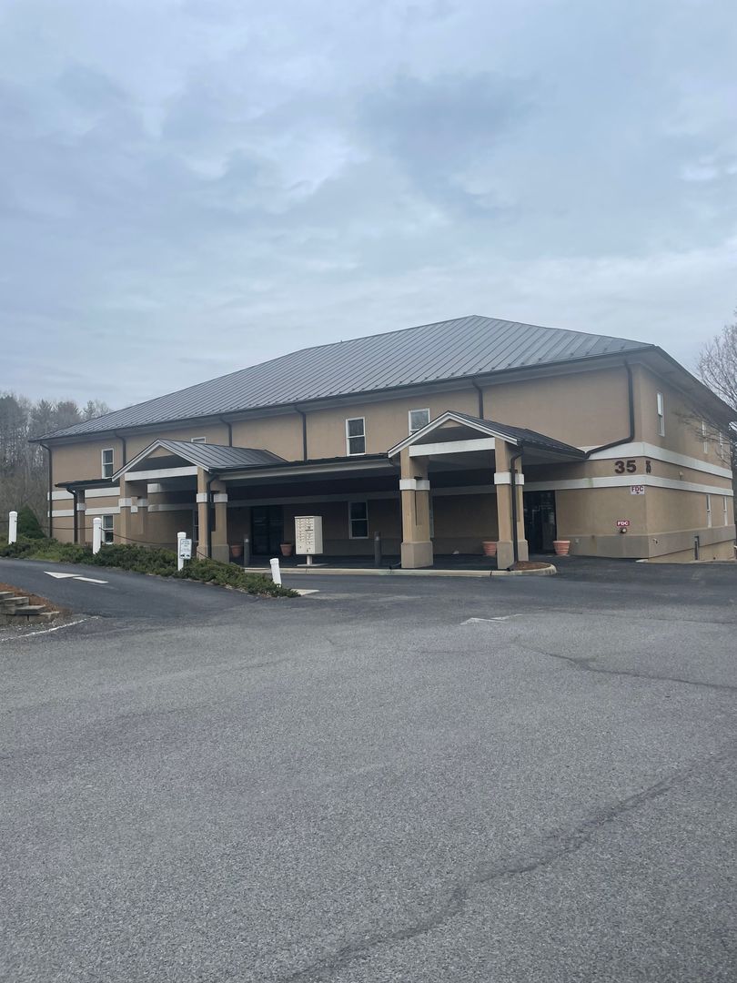 Lexington Apartment: 650 N. Lee Highway