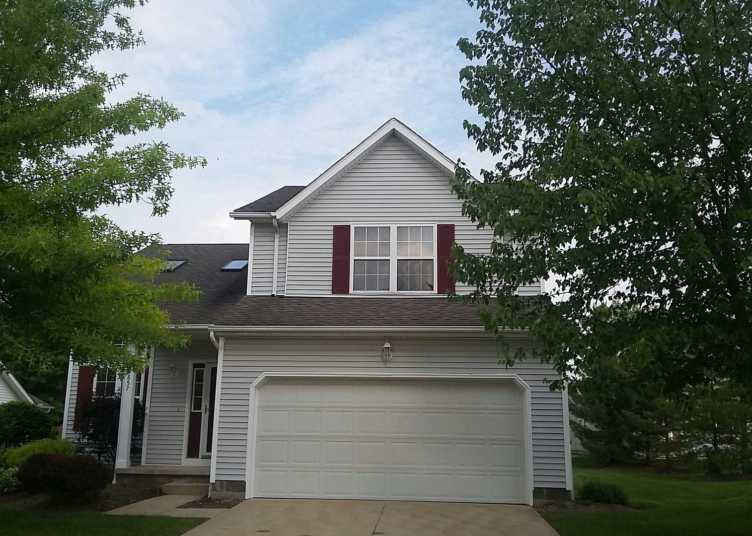 Recently renovated and large 3bed, 2.5 home available in Medina!