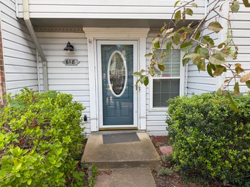 LYNBROOK LANDING - Three Bedroom Townhome With Pool – photo 1