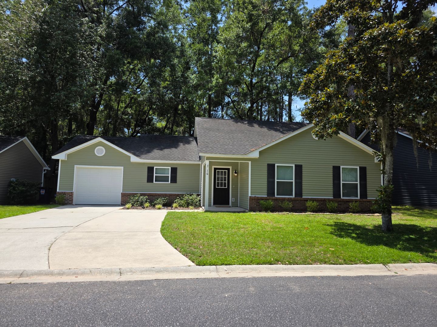 Beaufort House: 16 Brindlewood Drive