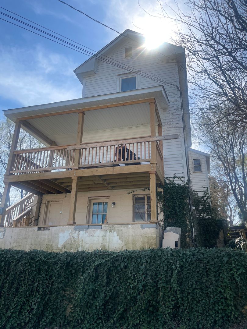 Roanoke Apartment: 611 Stewart Avenue SE