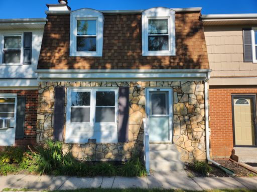 2-Bedroom Condo with Fireplace, Private Deck & Garage in Centerville – photo 1