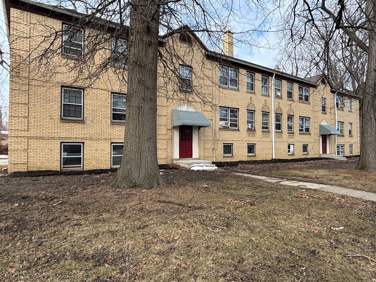 Euclid Apartment: 19351 Lake Shore Blvd.