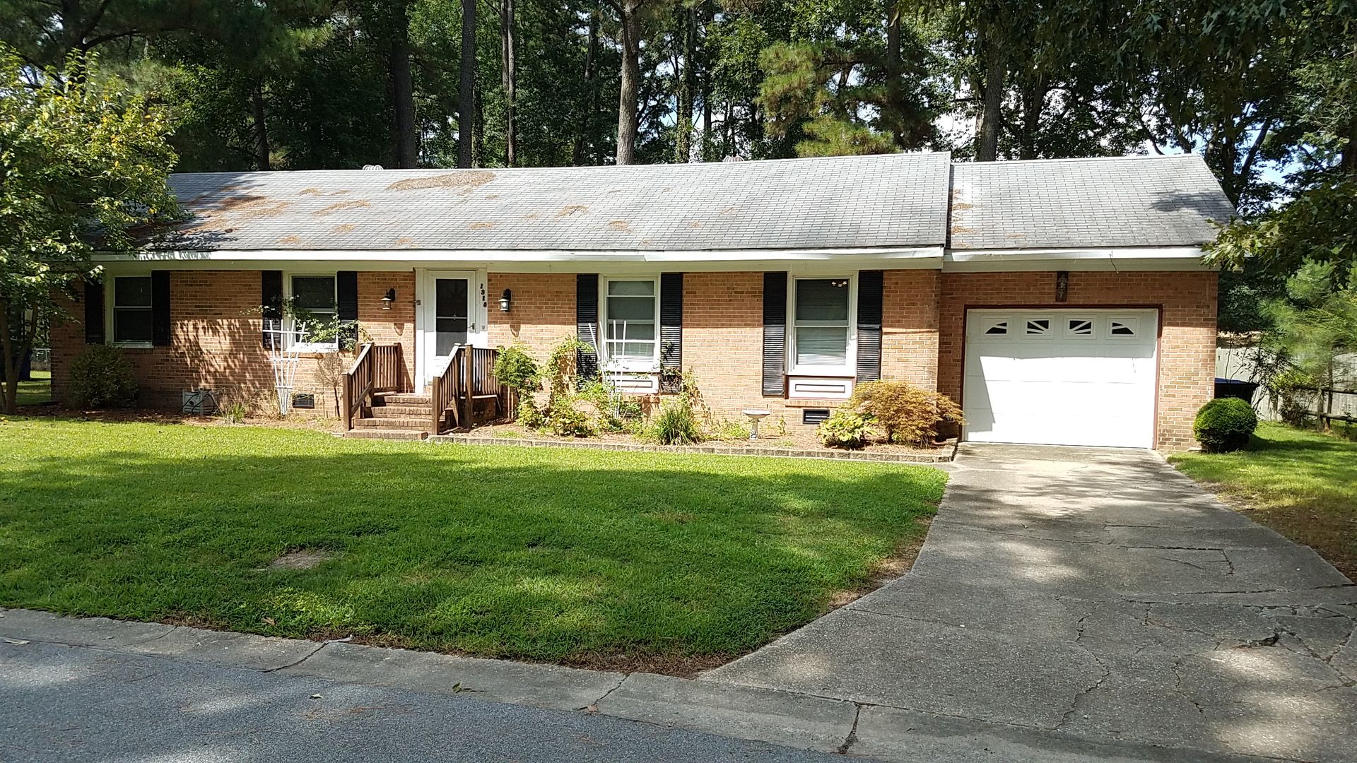 Suffolk House: 1318 Planters Drive