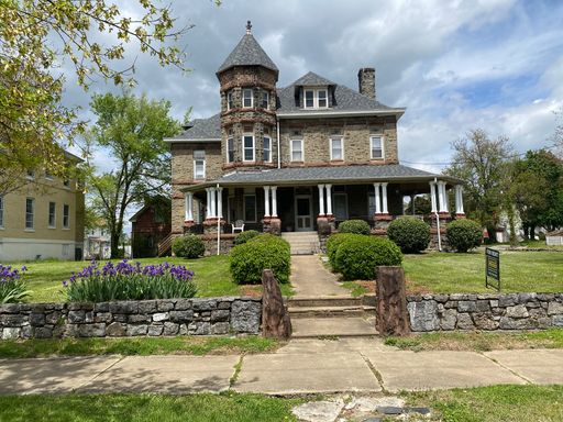 2 BR 1 Ba Apartment in Historical Castle Home – photo 1