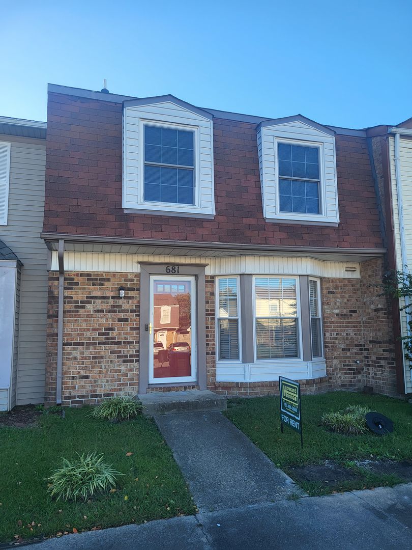 Virginia Beach House: 681 Governors Way