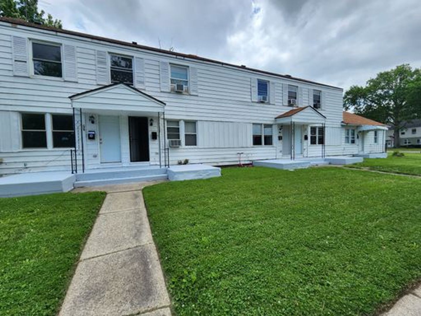 Lorain Apartment: 956 S. Central Drive