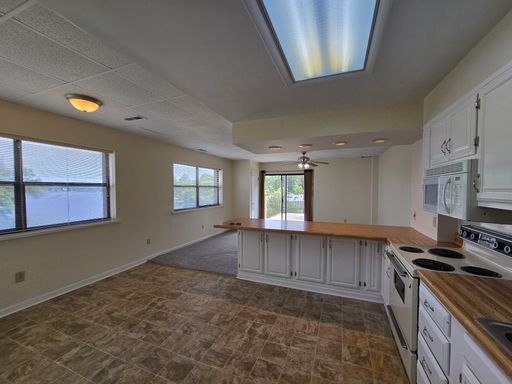 River Views From Every Room! 3 Bed, 2 Bath Waterfront Apartment. – photo 1