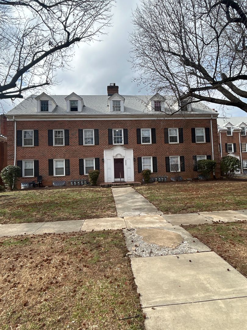 Roanoke House: 2425 Longview Avenue SW, Unit 22