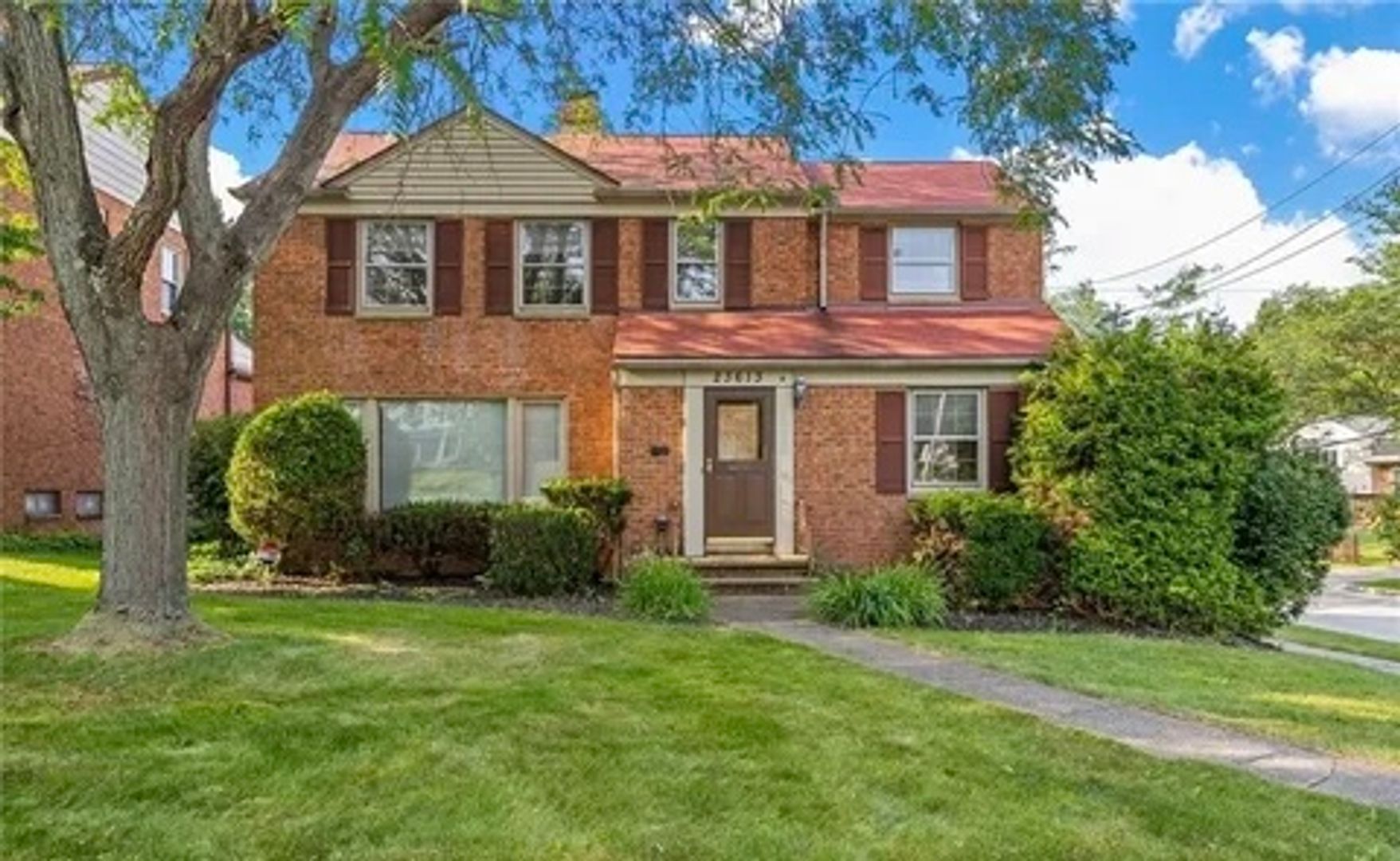 Beachwood House: 23613 East Baintree Road