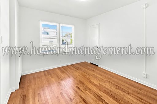 Mar Vista. Large and bright Top Floor corner unit with hardwood floors. Cats welcome. Laundry onsite. – photo 1