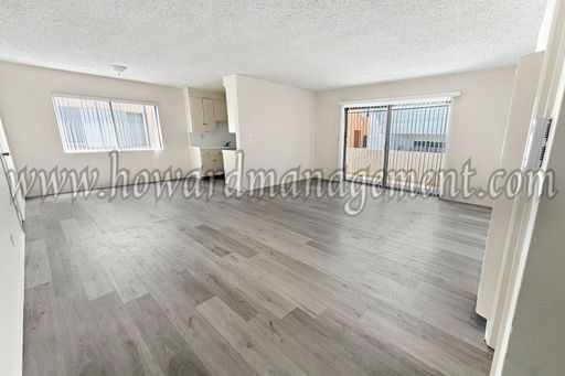 Top floor large corner unit with balcony. Gated building with laundry and parking on-site – photo 1